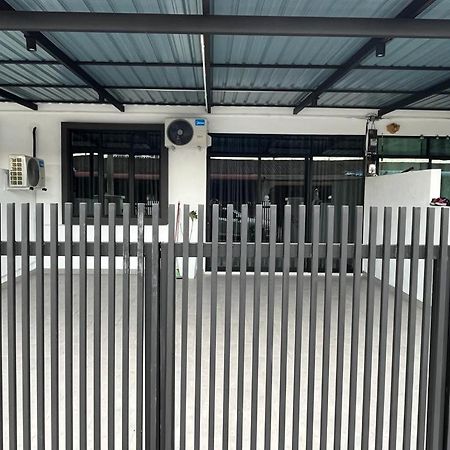 Sure Stay Homestay Simpang Ampat  Екстериор снимка