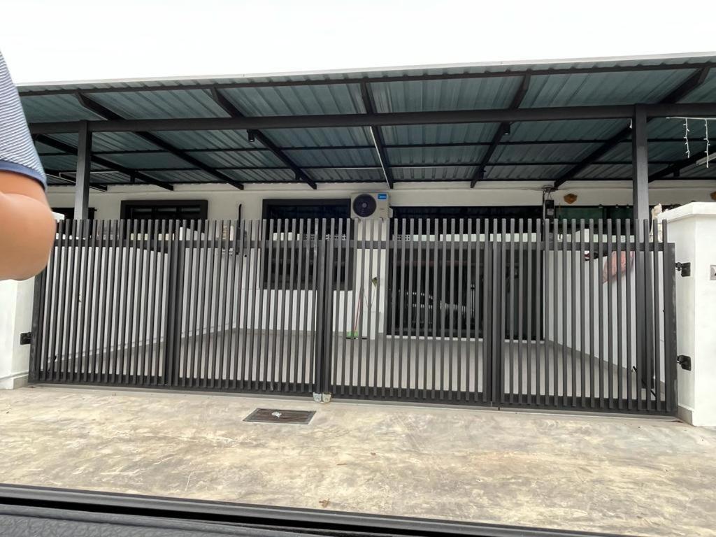 Sure Stay Homestay Simpang Ampat  Екстериор снимка